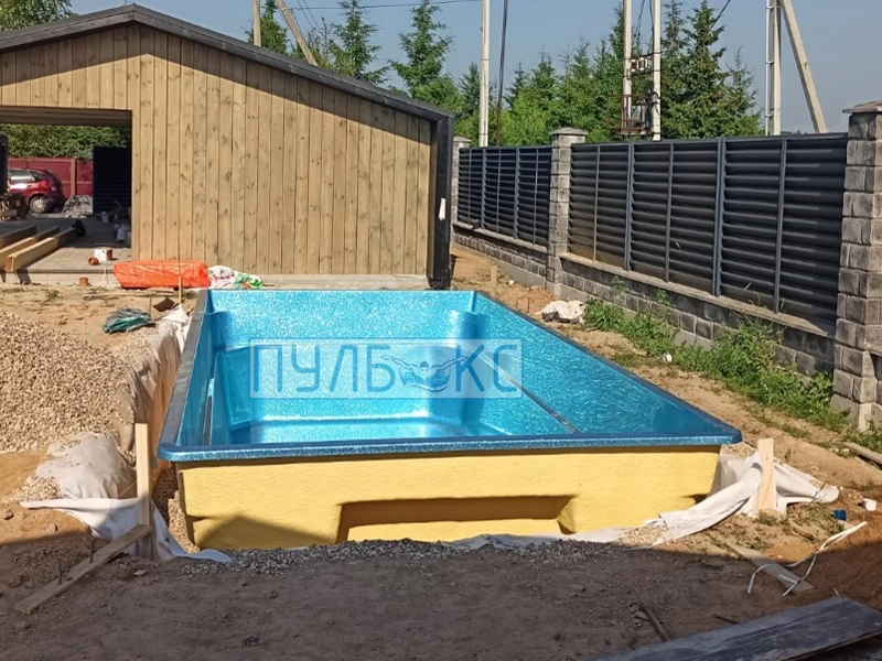 Опускание чаши бассейна в котлован и начало засыпки щебнем фр. 5-20 мм.