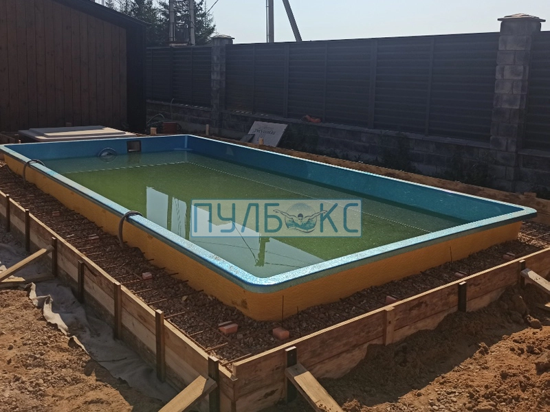 Засыпка щебнем с наполнением чаши водой для уравнивания давления