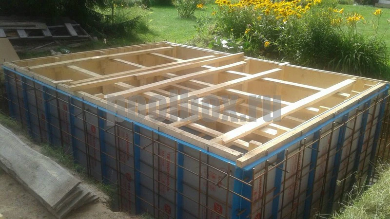 Утепленная и армированная чаша бассейна из полипропилена, готовая к заливке бетоном